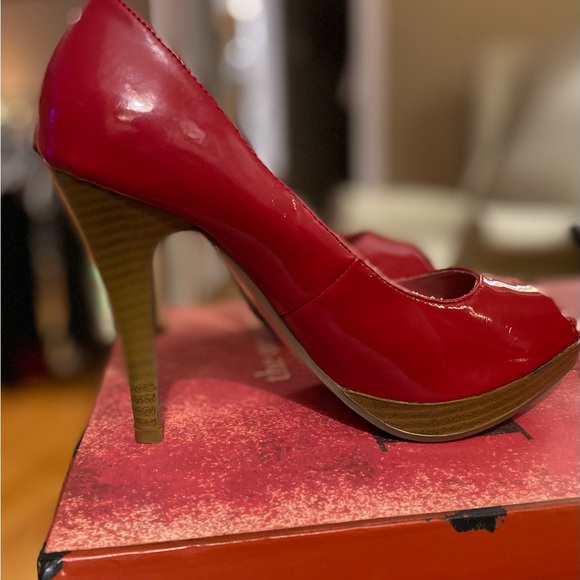 The classic red pump  size 7 - Picture 2 of 2
